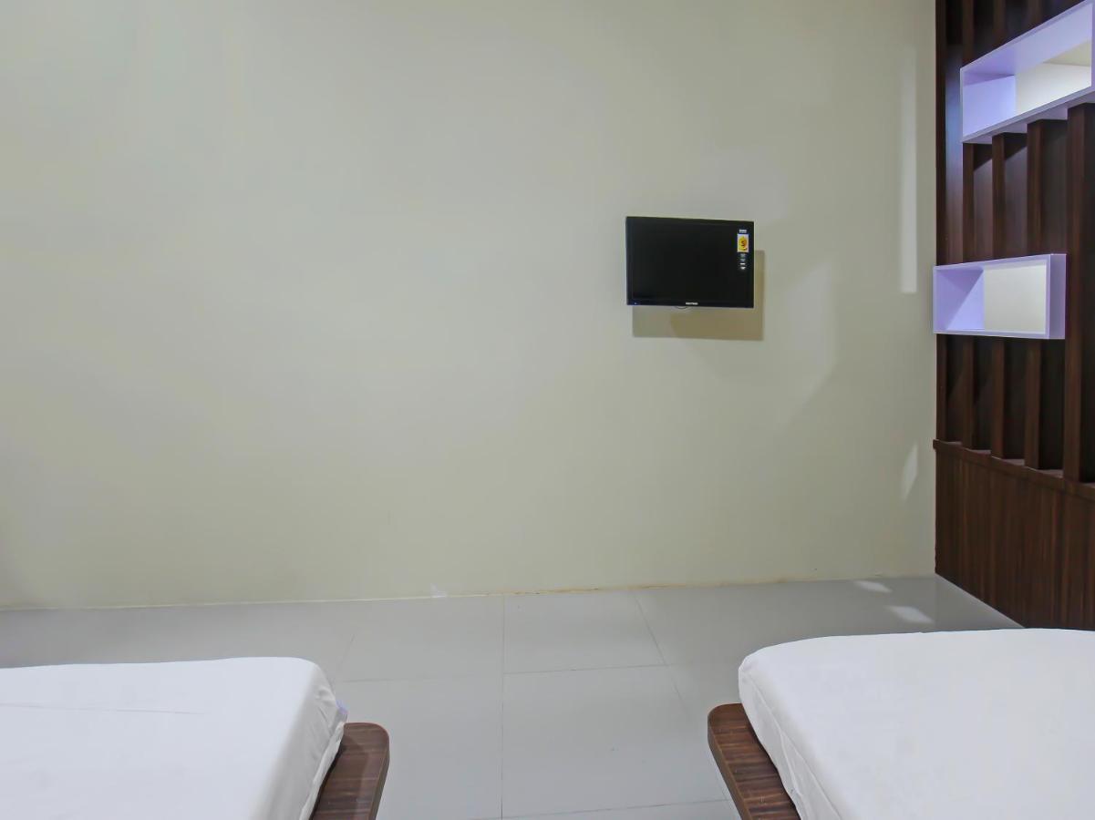 Oyo 92237 Dj Home Mataram Bagian luar foto