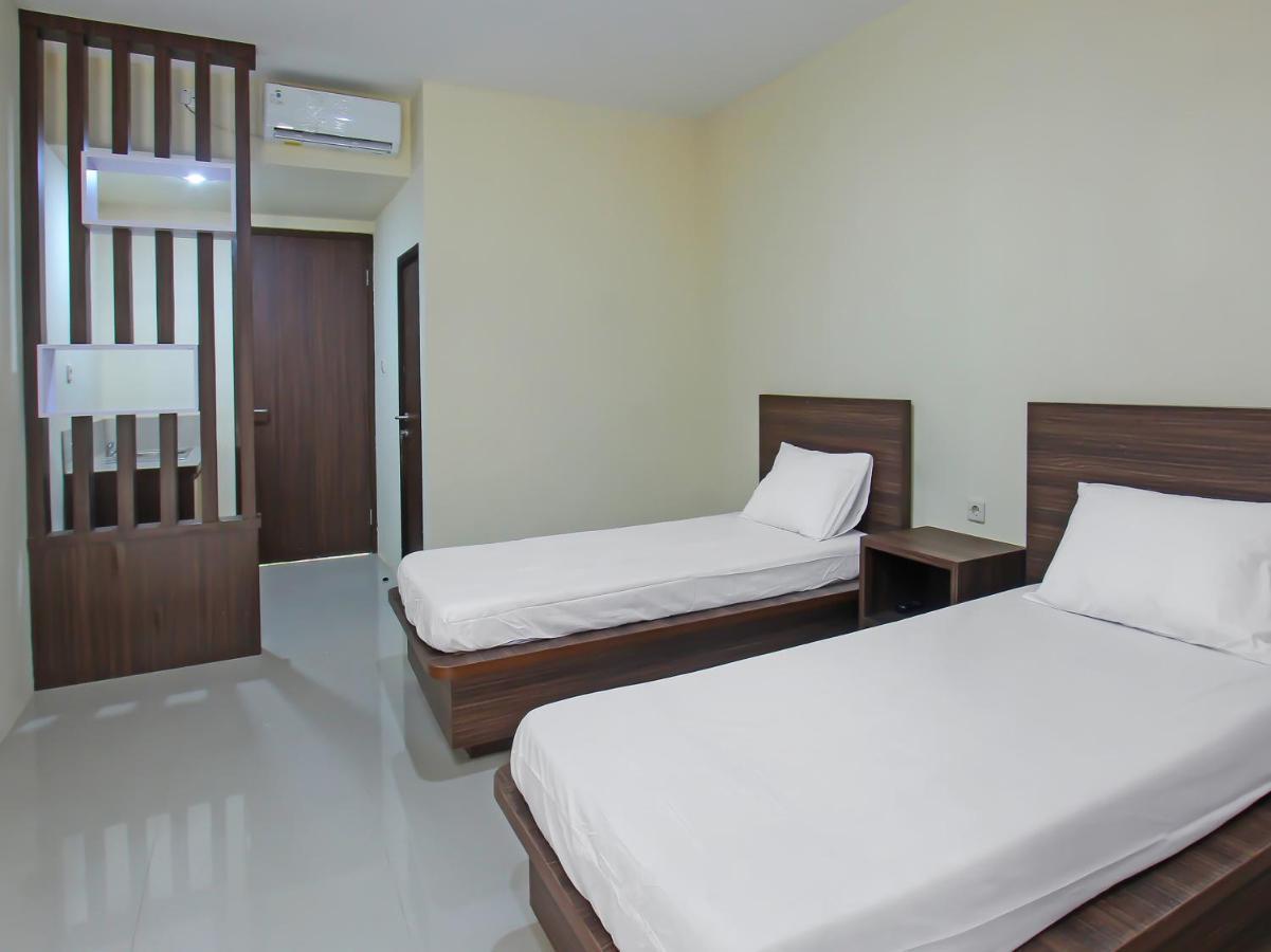 Oyo 92237 Dj Home Mataram Bagian luar foto