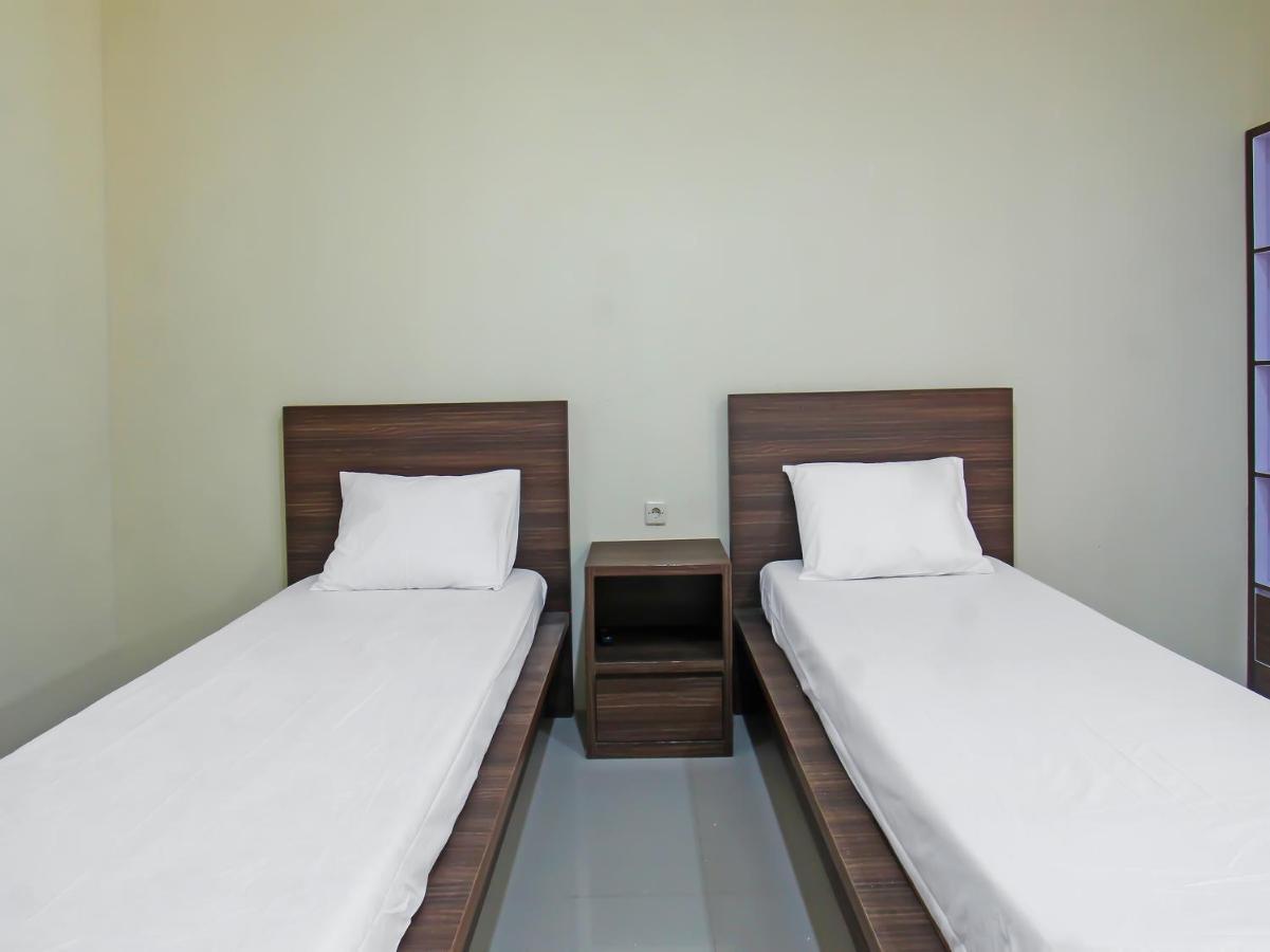 Oyo 92237 Dj Home Mataram Bagian luar foto