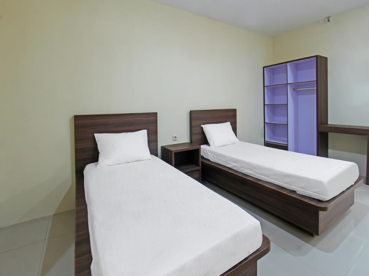 Oyo 92237 Dj Home Mataram Bagian luar foto