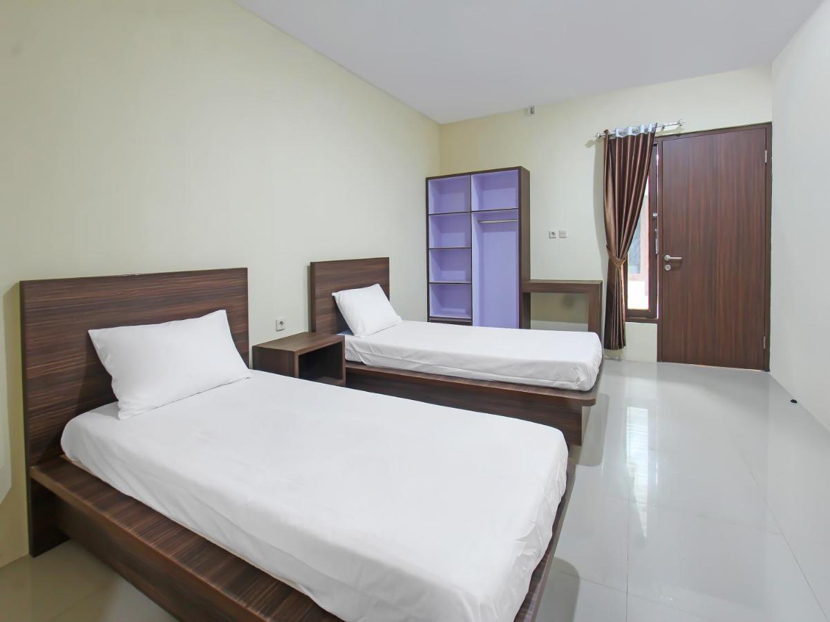 Oyo 92237 Dj Home Mataram Bagian luar foto